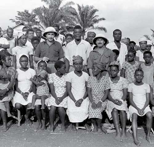foto de colonos con nativos
