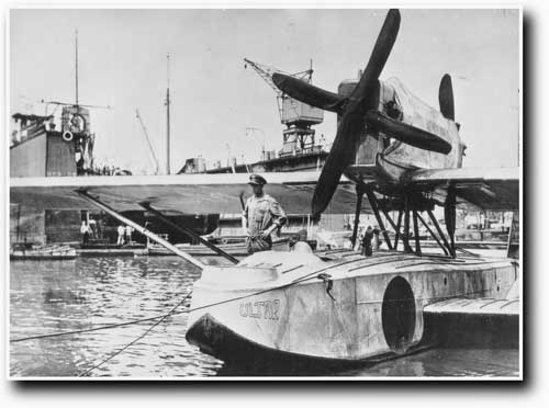 El mecánico Pablo Rada Ustárroz sobre el fuselaje del Plus Ultra