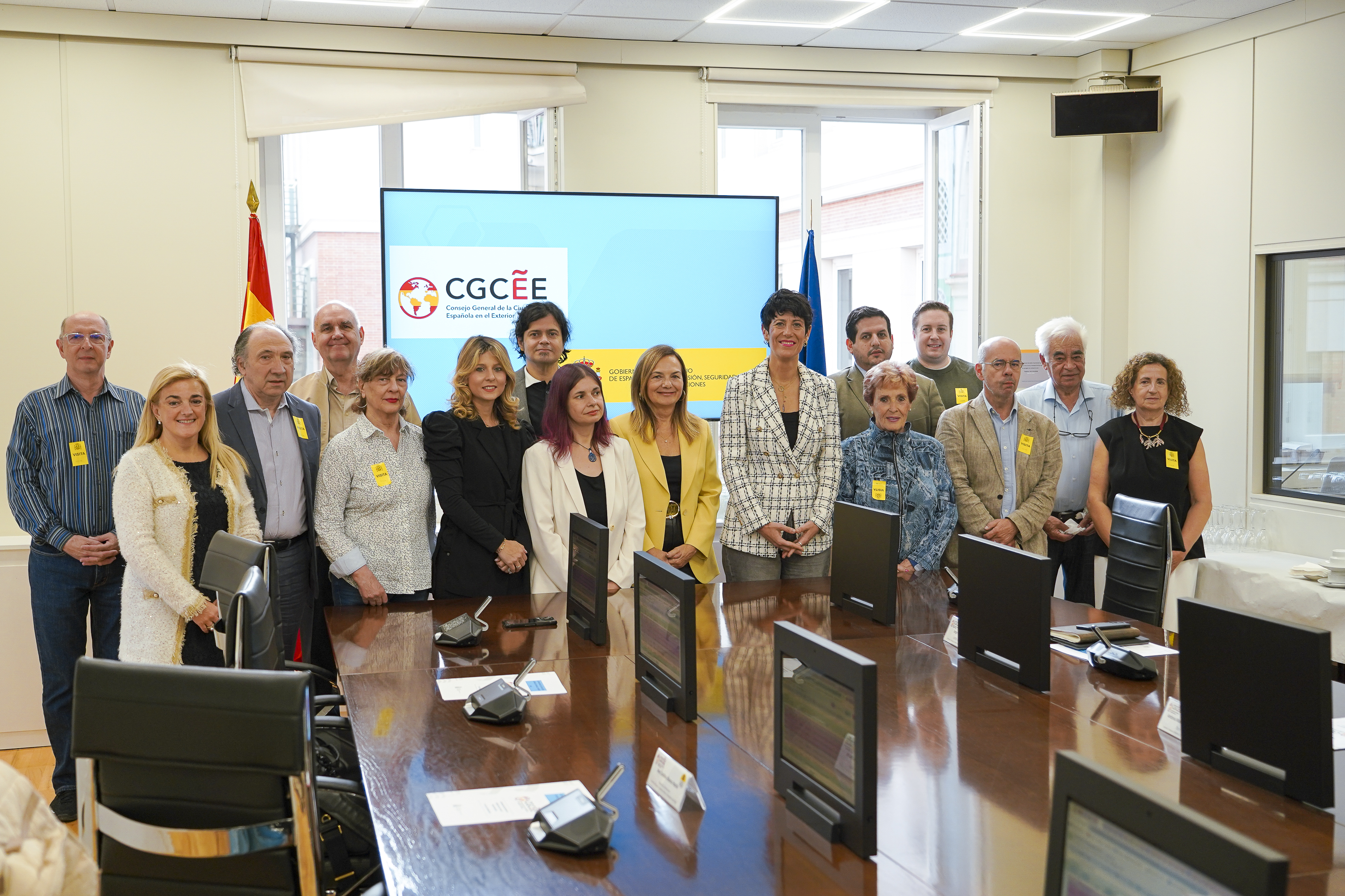 La ministra de Inclusión, Seguridad Social y Migraciones, Elma Saiz, junto a Elena Bernardo, Directora General de la Ciudadanía Española en el Exterior y Políticas de Retorno y Violeta Alonso, presidenta del consejo. Con miembros de la Comisión de Derechos Civiles y Participación