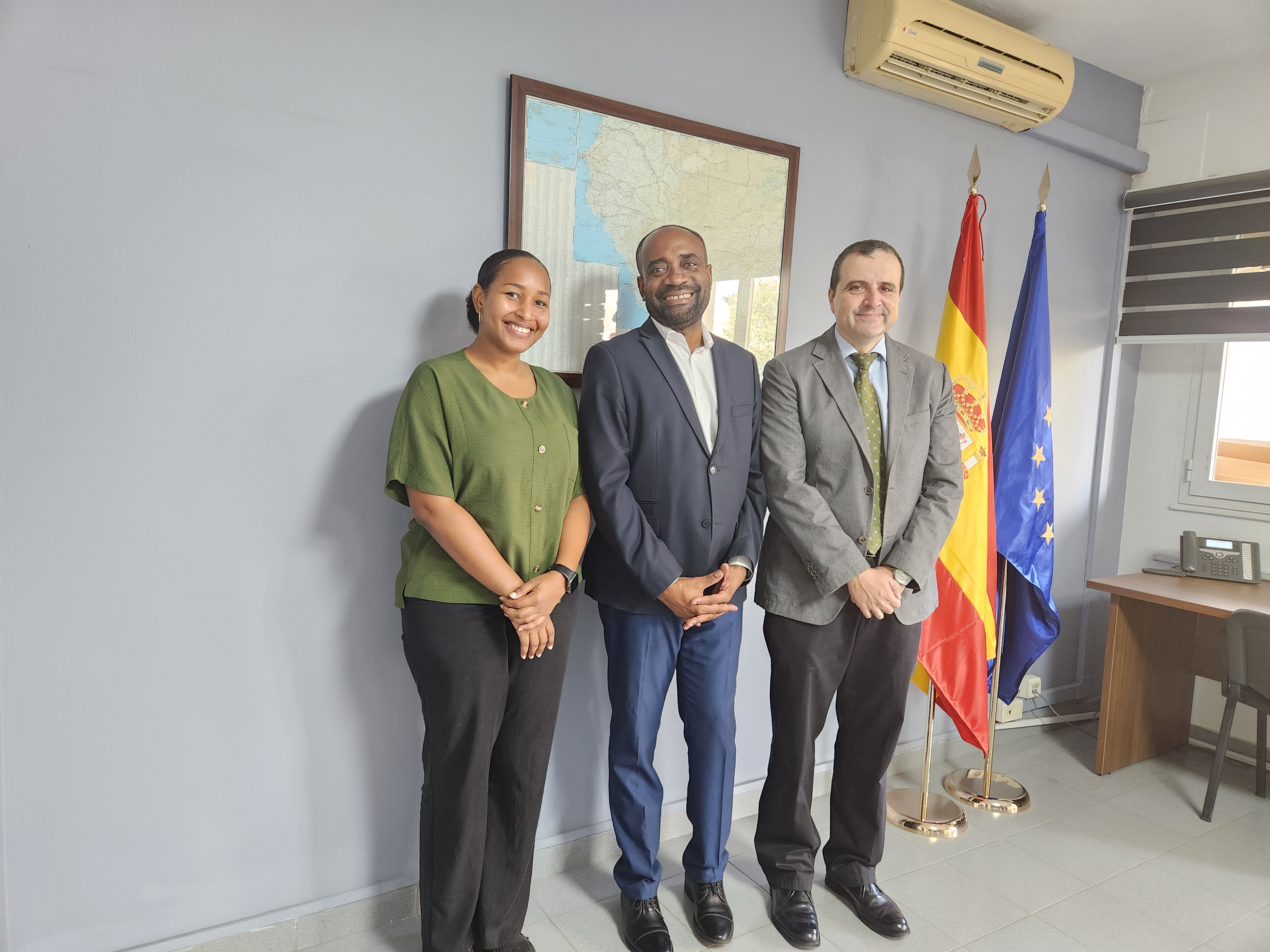 Néstor Nongo, Consejero de Trabajo, Migraciones y Seguridad Social en Senegal (centro), con miembros de la Consejería