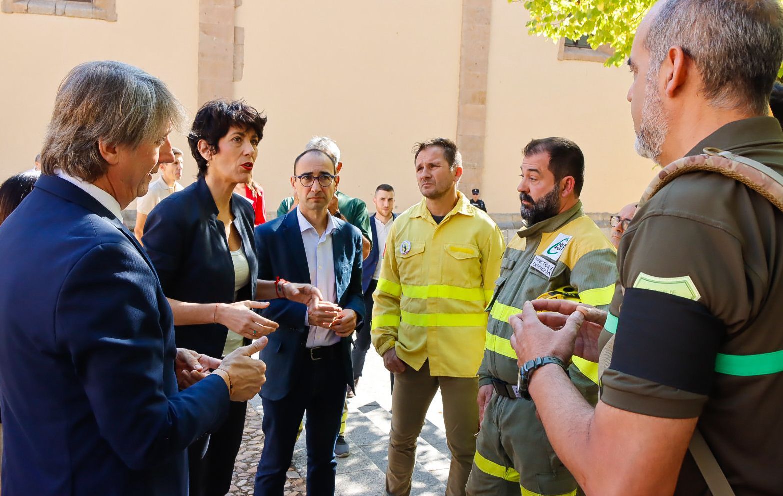 La ministra con bomberos forestales